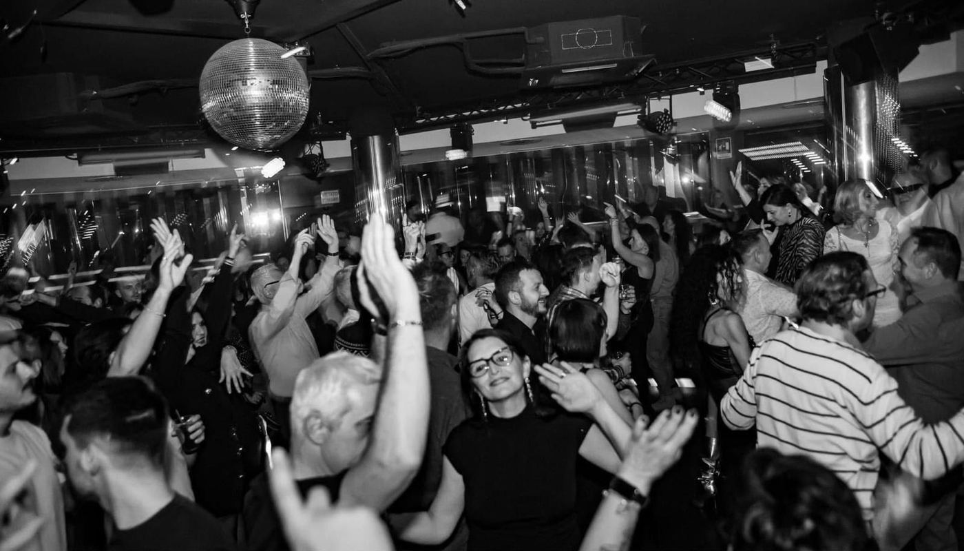 Dancefloor — crowd con mani alzate
